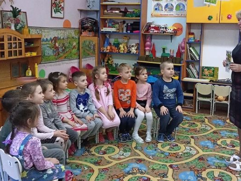 Побеседовали на тему: «Правила поведения на тротуаре». 