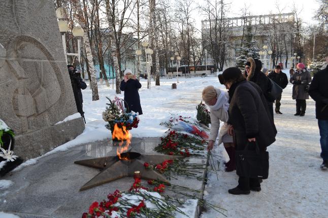 В городском округе Ступино у мемориала памяти в  городском сквере имени Героя Советского Союза В.Ф. Полякова звуки шагов как метроном истории.