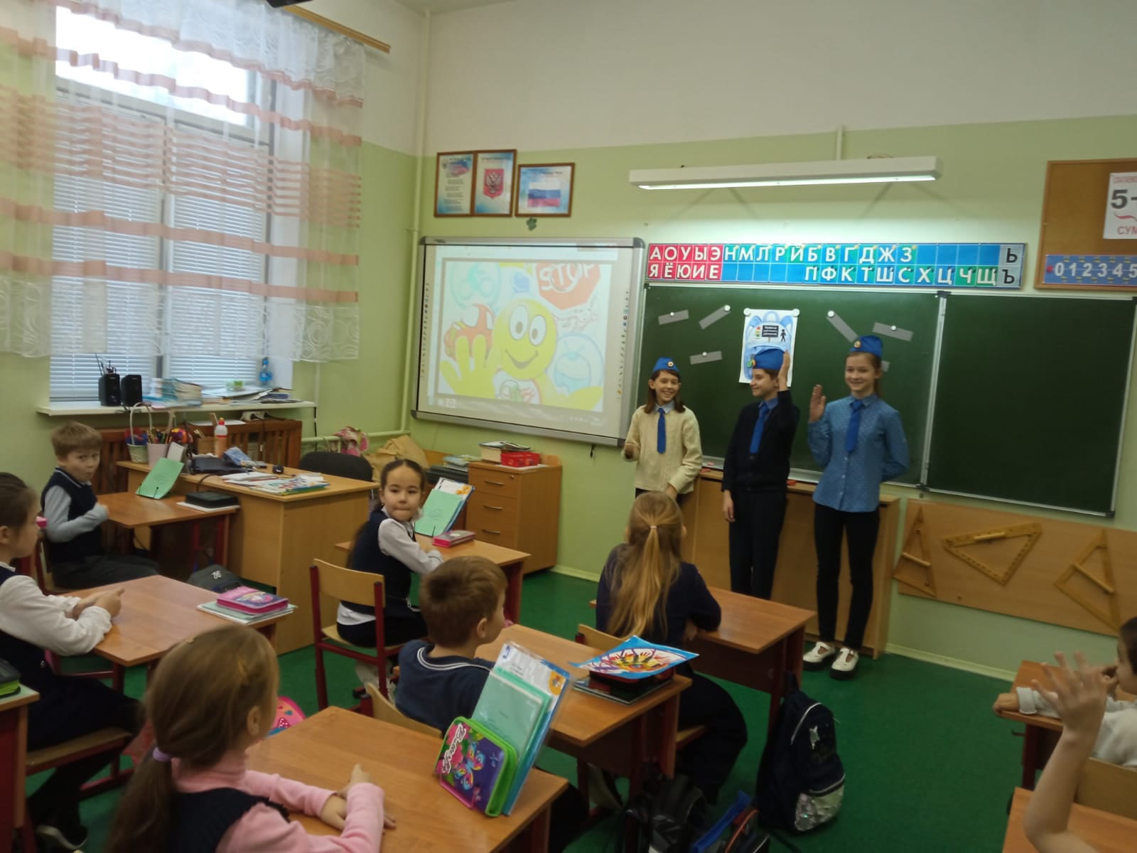 волонтеры отряда ЮИД 