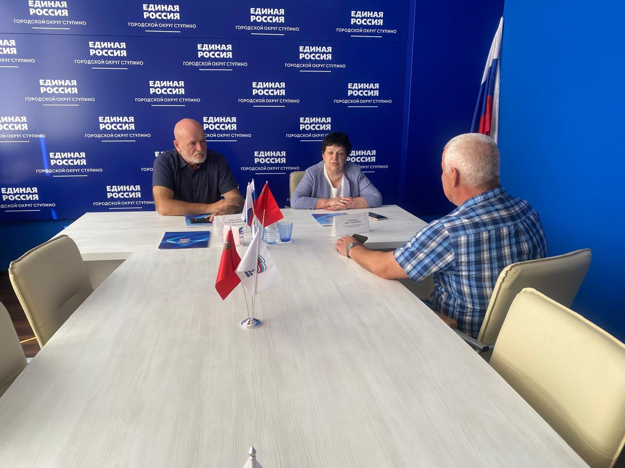 Депутаты окружного Совета депутатов Нина Семенова и Игорь Помазунов провели прием жителей округа