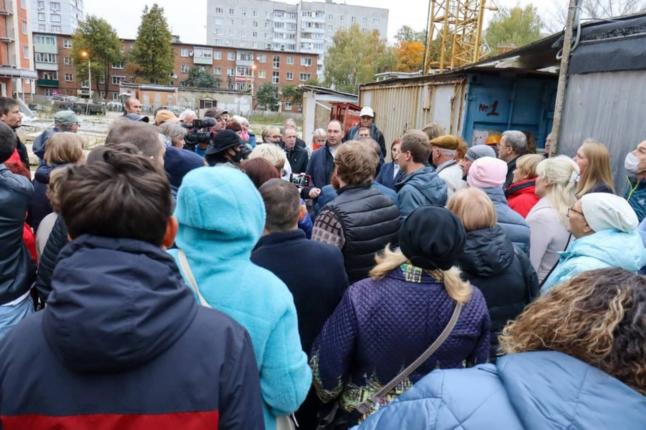 Глава муниципалитета провёл встречу с жителями на месте строительства дома для переселения людей из аварийного жилья