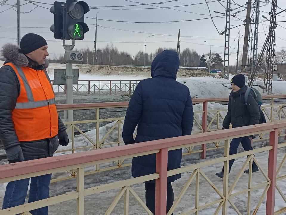 Переходите железную дорогу только в положенном месте.