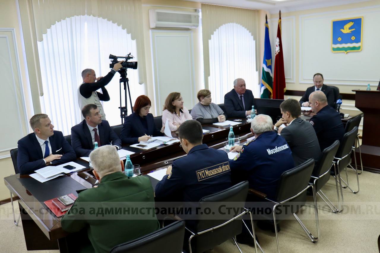Под руководством главы муниципалитета Сергея Мужальских состоялось общегородское совещание с участием руководящего состава администрации, силовых структур и иных ведомств.1