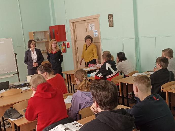 провели лекцию о правилах поведения на железнодорожном транспорте