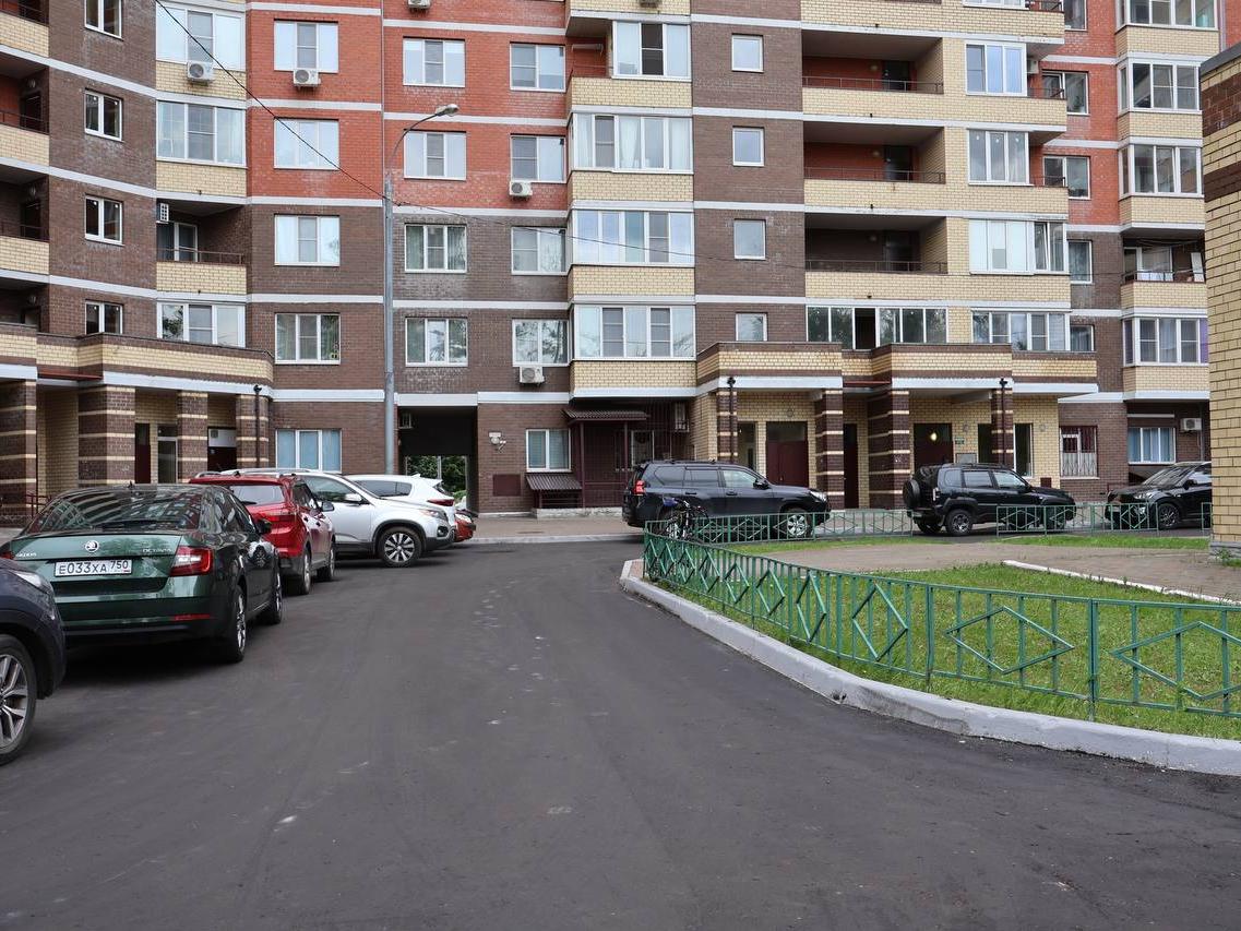 Шесть дворовых территорий асфальтируют большими картами в Ступино