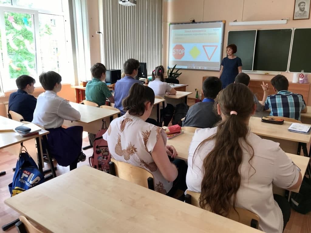 в 6 классе МКОУ «Школа №10» г.о. Ступино прошёл классный час на тему: «Пешеход, исполняющий правила, это хорошая привычка».