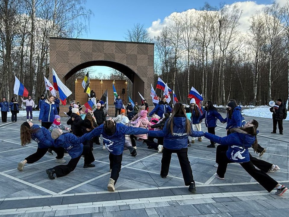 Танцевальным флешмобом отметили в Ступино воссоединение Крыма с Россией