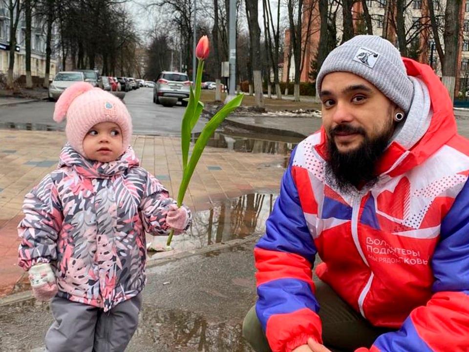 Тюльпаны раздали волонтеры на центральной площади Ступино накануне 8 Марта