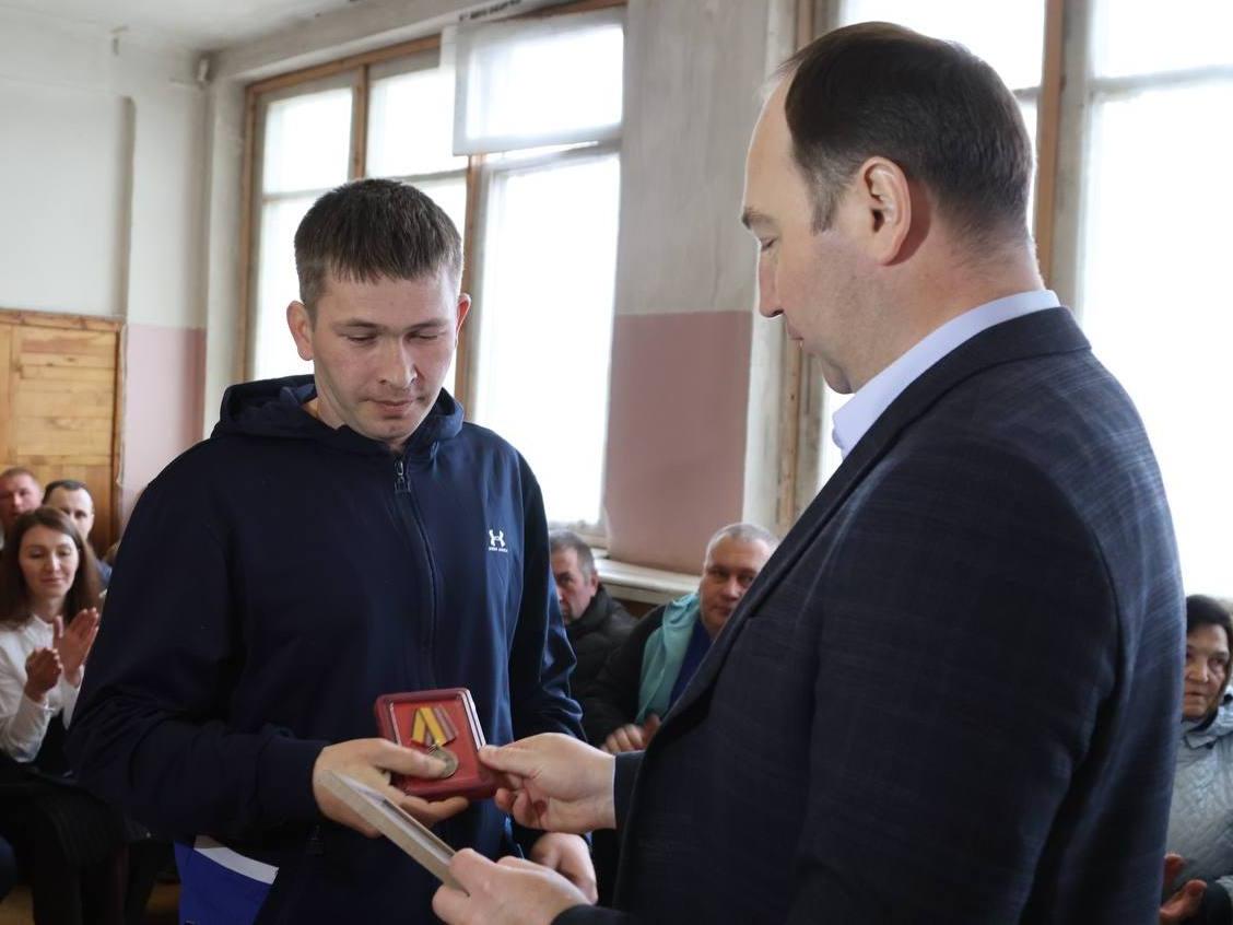 Участнику СВО, сотруднику предприятия ЗАО «Леонтьево» Сергею Ченцову вручили ведомственную награду5