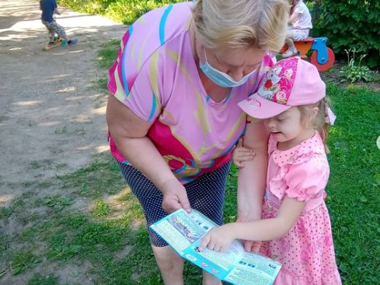 В Малинском детском саду Ивушка прошла акция Знаем правила поведения на дороге и применяем