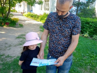 В Малинском детском саду Ивушка прошла акция Знаем правила поведения на дороге и применяем005