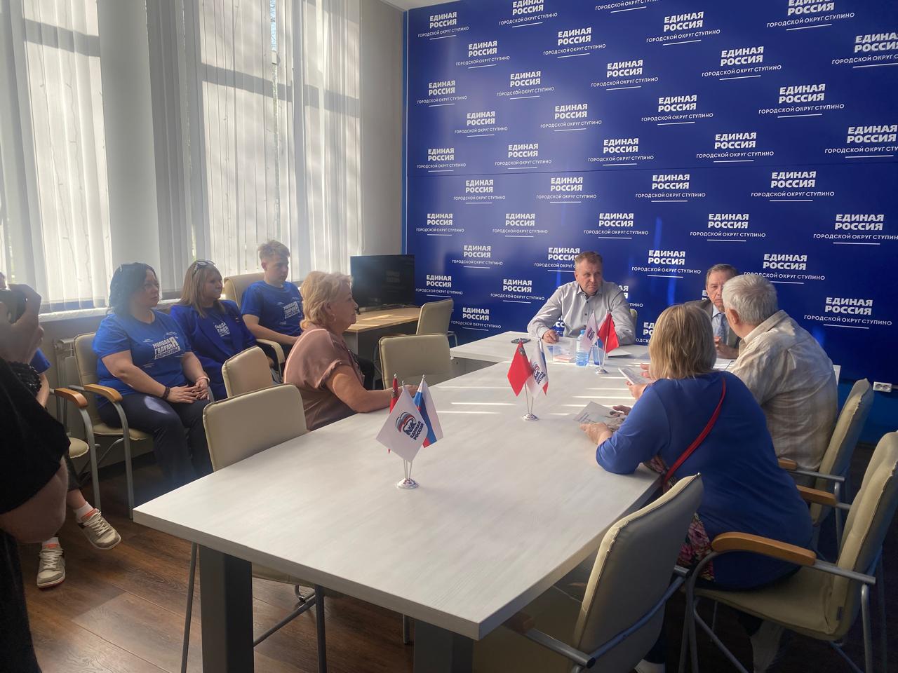 В Общественной приемной местного отделения «Единой России» на площадке Центра объединения гражданских инициатив «Единые» прошла встреча молодогвардейцев и депутатов
