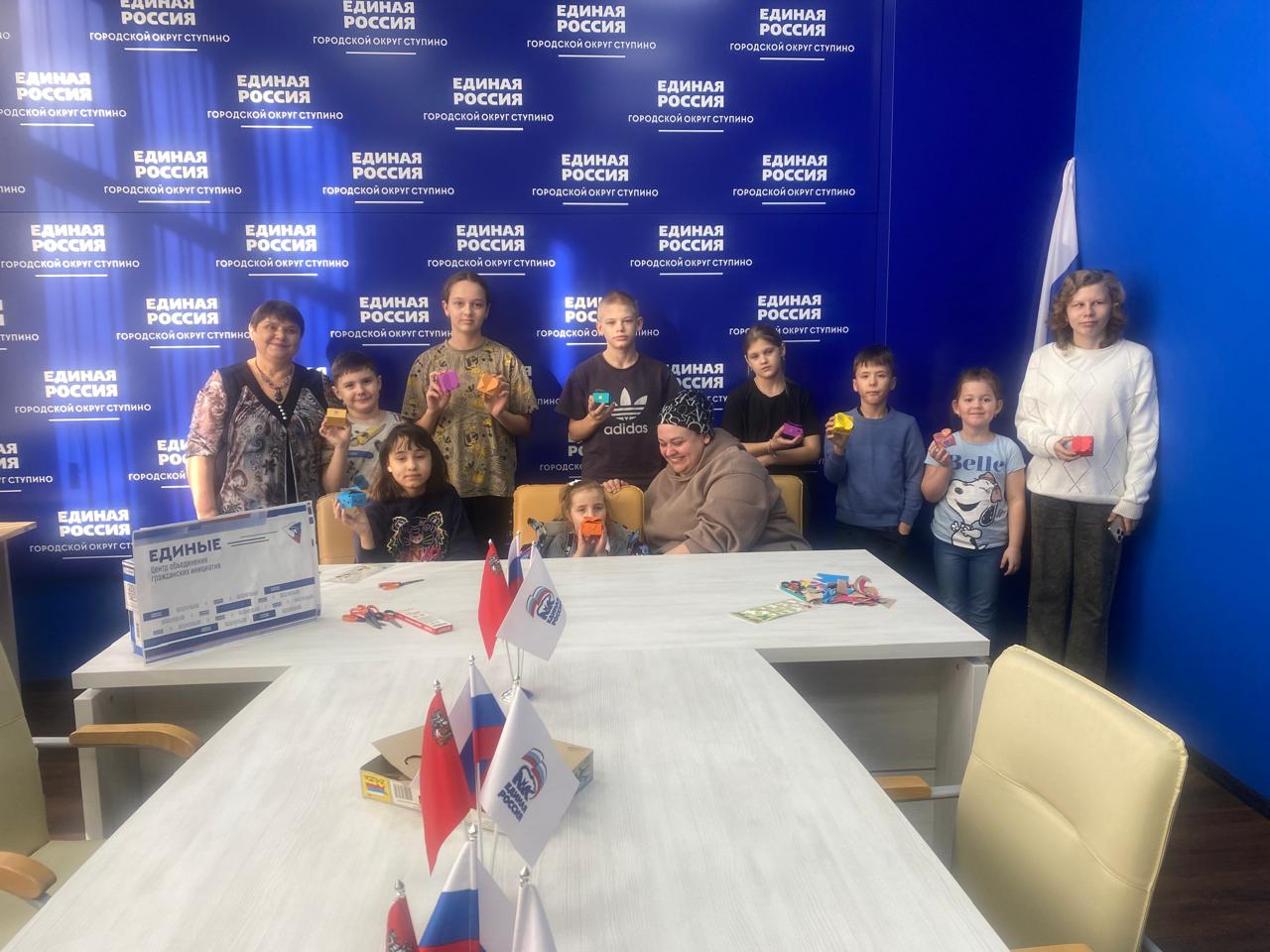 В общественной приемной местного отделения партии Единая Россия прошел творческий мастер-класс в преддверии 8 Марта