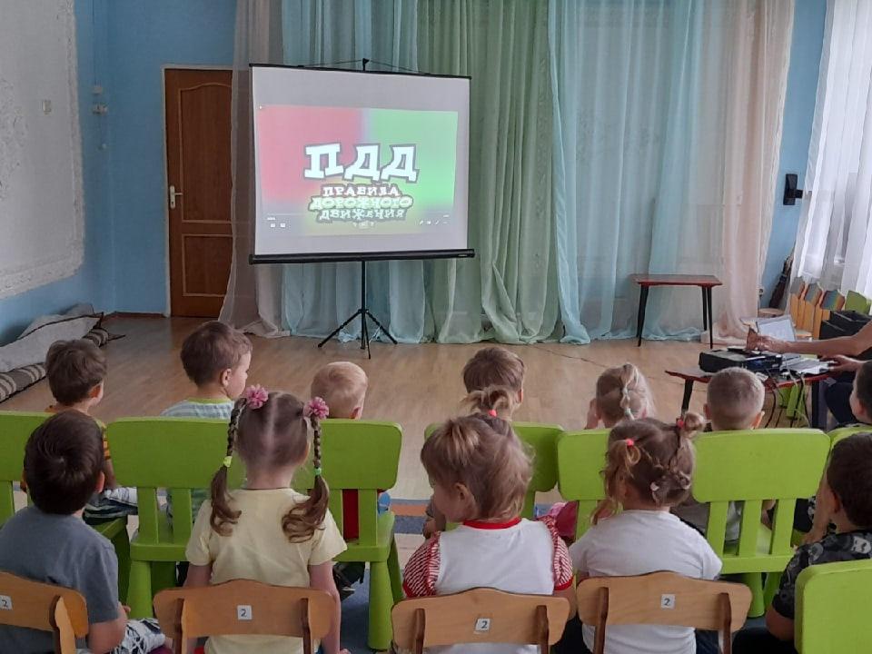 Воспитанники детского сада №14 «Подснежник» Ступино с большим удовольствием просмотрели презентацию «ПДД – правила дорожного движения»001