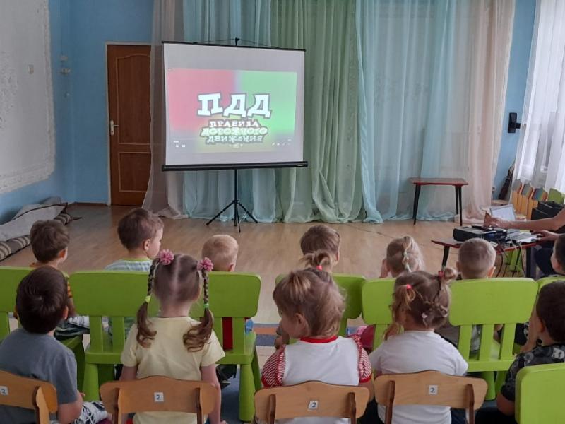 Воспитанники детского сада №14 «Подснежник» Ступино с большим удовольствием просмотрели презентацию «ПДД – правила дорожного движения»001