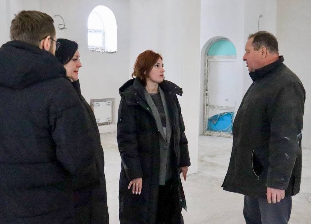 Заместитель главы администрации Ольга Политова провела рабочую встречу в здании строящегося храма