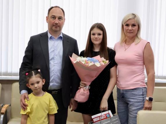 Дочь погибшего участника СВО поздравил с днем рождения глава округа