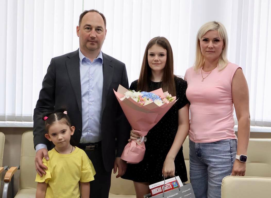 Дочь погибшего участника СВО поздравил с днем рождения глава округа