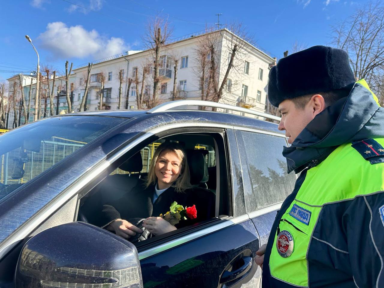 Госавтоинспекторы подарили цветы