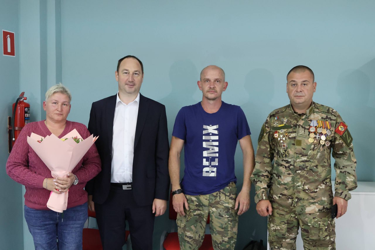 В селе Ивановское новым участникам вручили членские карточки Ассоциации ветеранов СВО